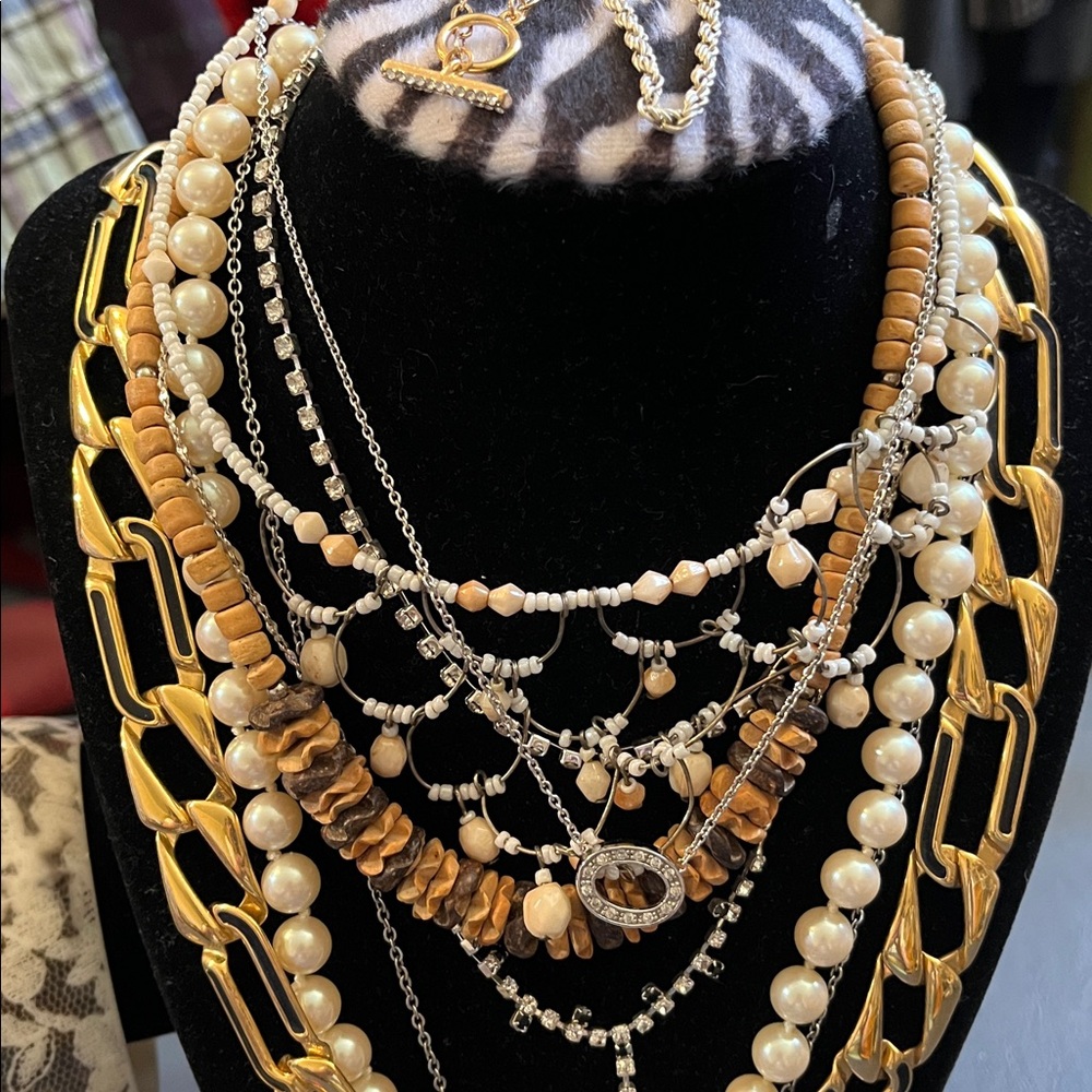 All wearable vintage to now jewelry lot, 0228A - Picture 8 of 15